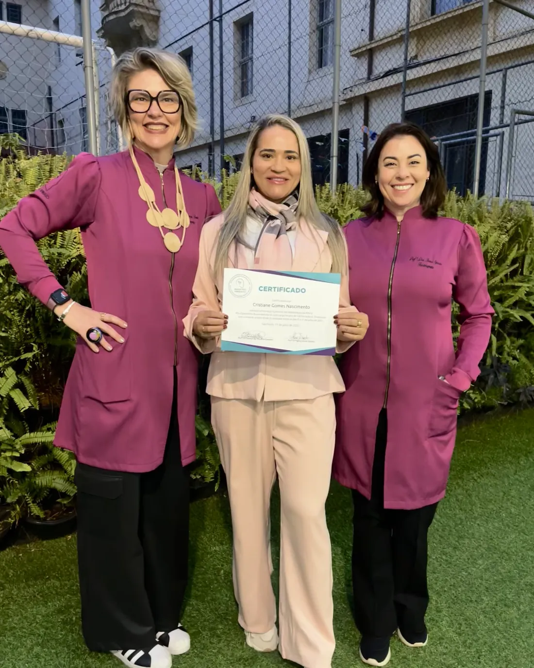 Dra. Cristiane Gomes recebendo o certificado da formação Biasotto & Spinato